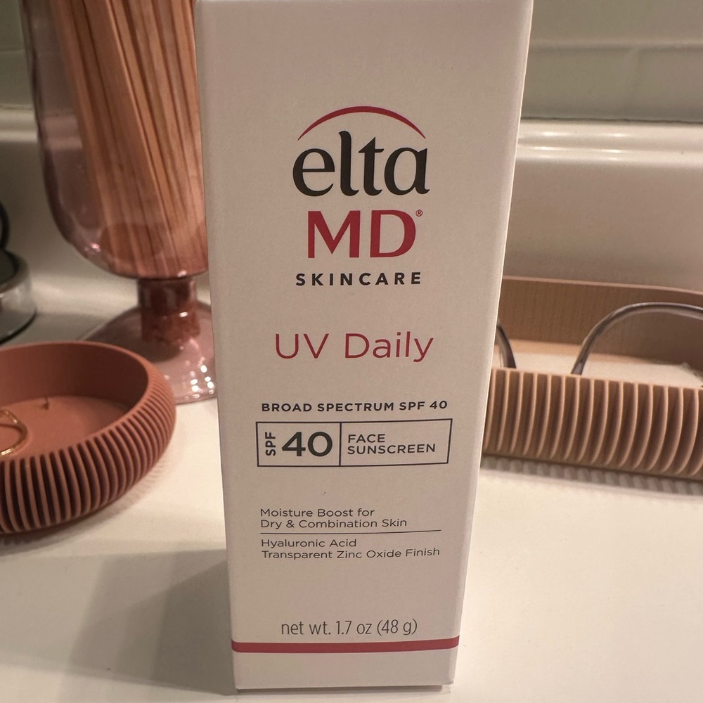 EltaMD UV Daily Broad Spectrum SPF 40 - White and Red